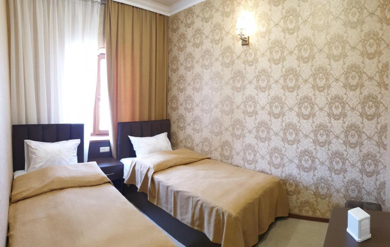 Khrchit Hotel Martuni Buitenkant foto