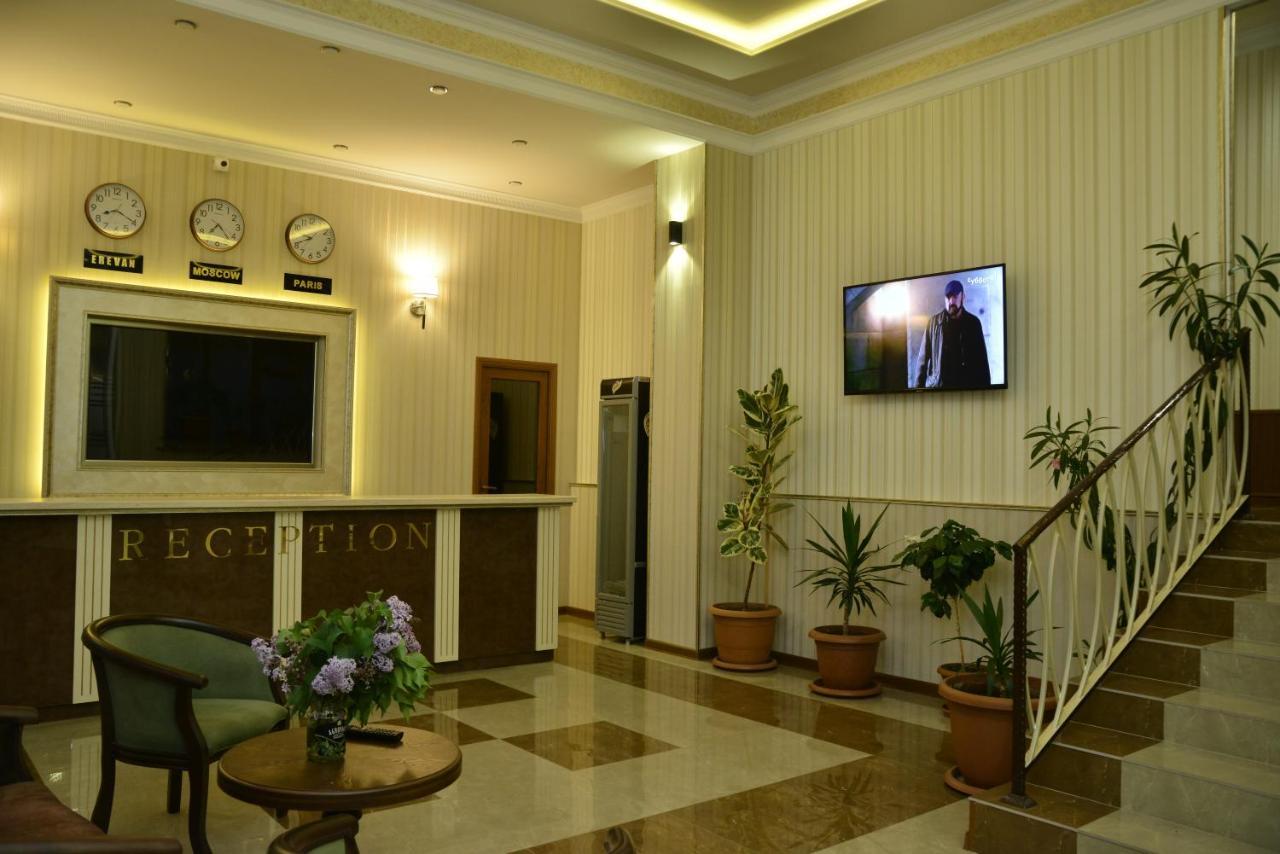Khrchit Hotel Martuni Buitenkant foto