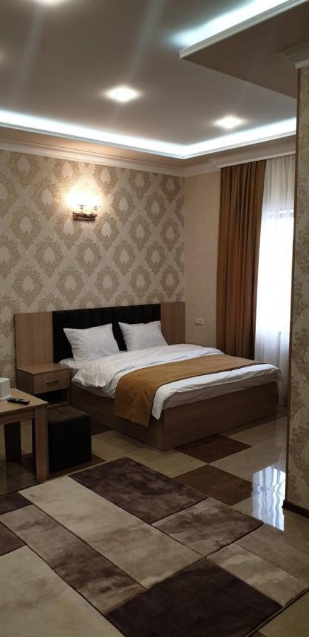 Khrchit Hotel Martuni Buitenkant foto