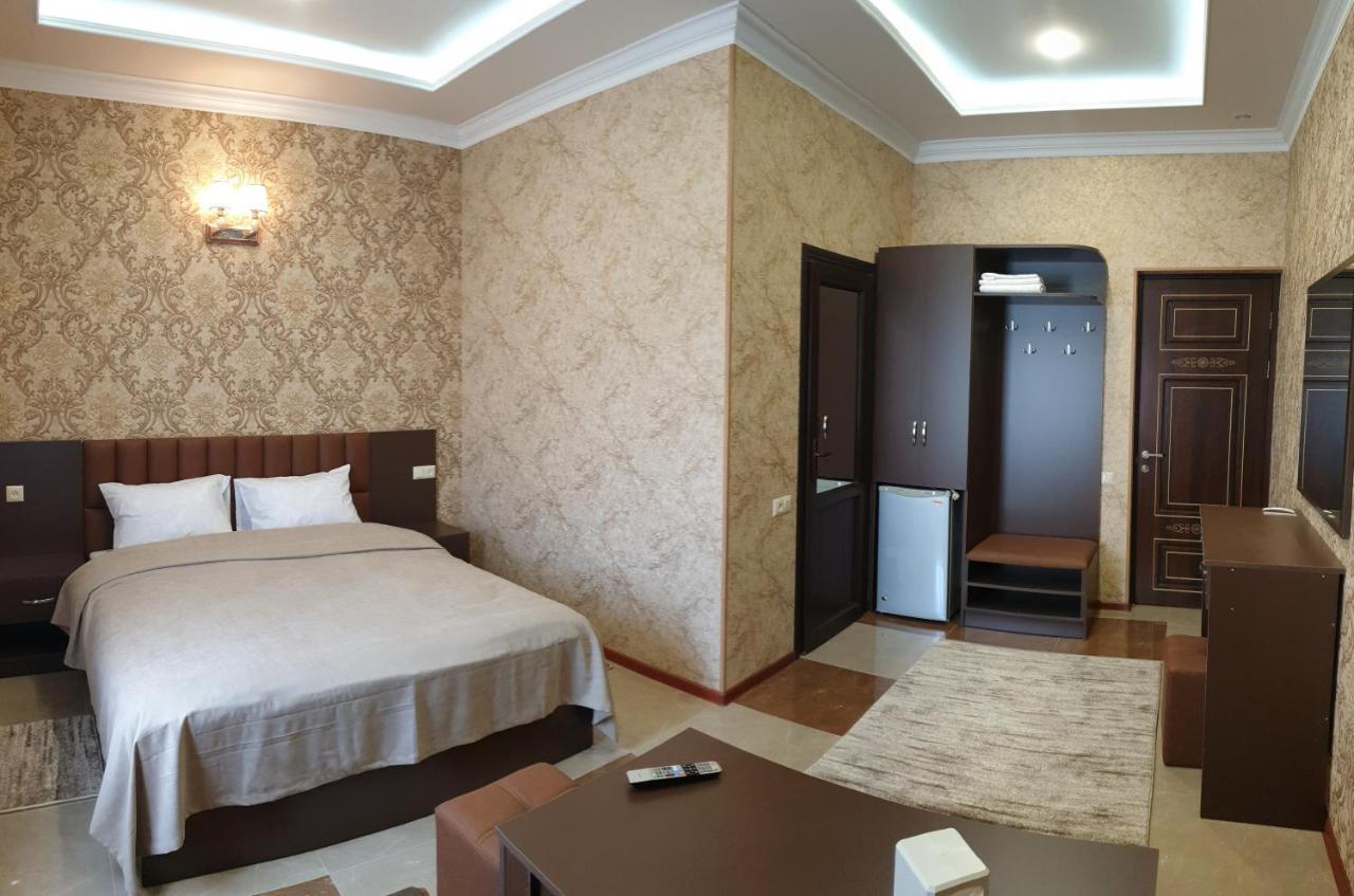 Khrchit Hotel Martuni Buitenkant foto